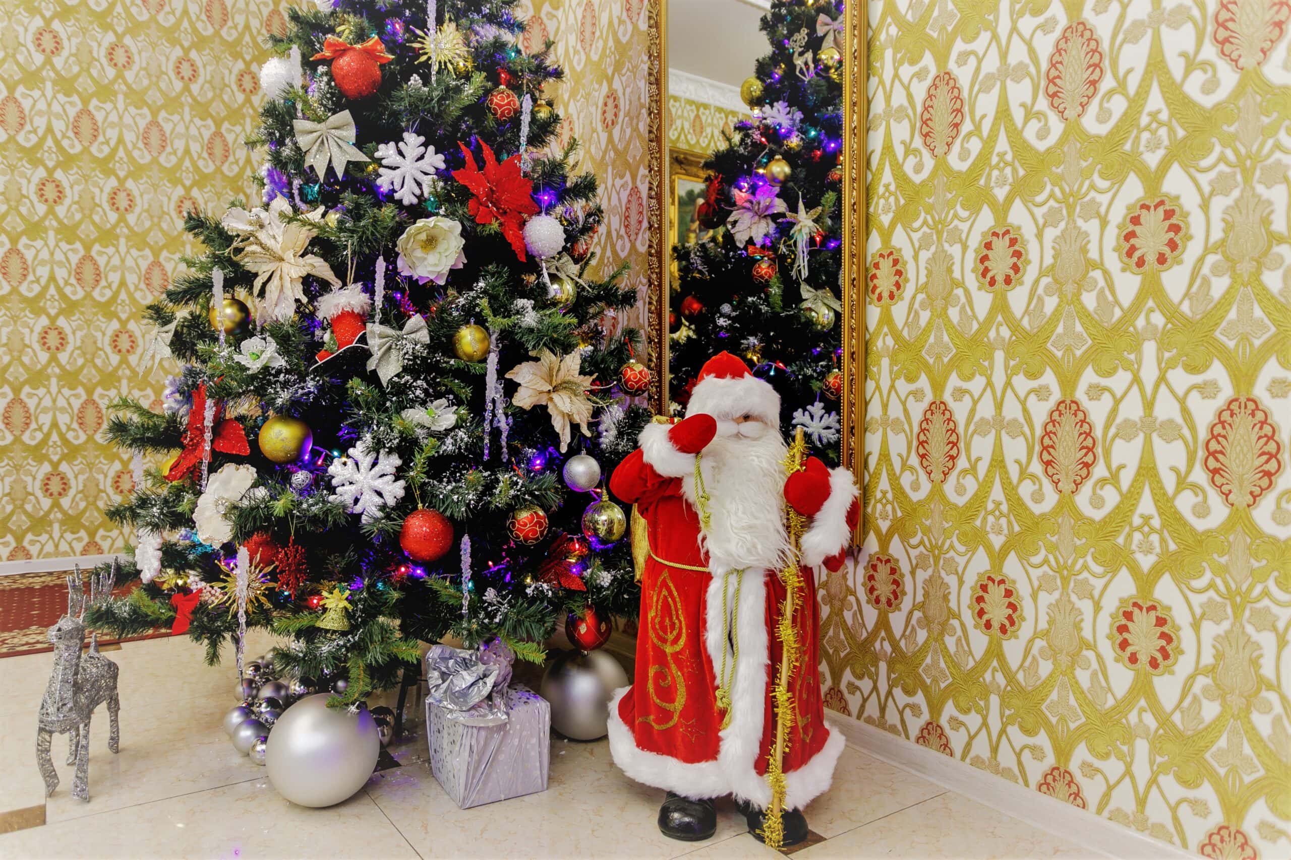 Новогодняя ель с украшениями в бутик-отеле Богема Премиум